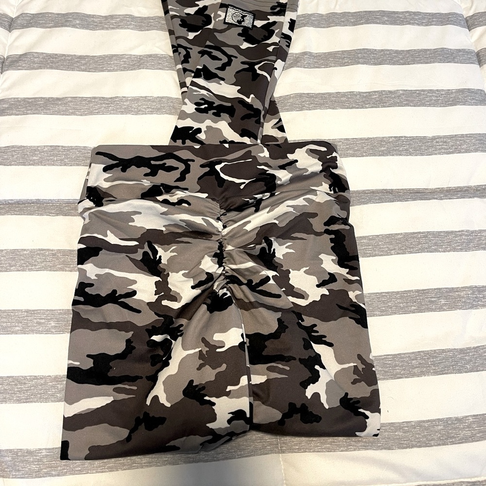 LIKE NEW! Celestial Bodiez scrunch booty Camo Leggings size Small